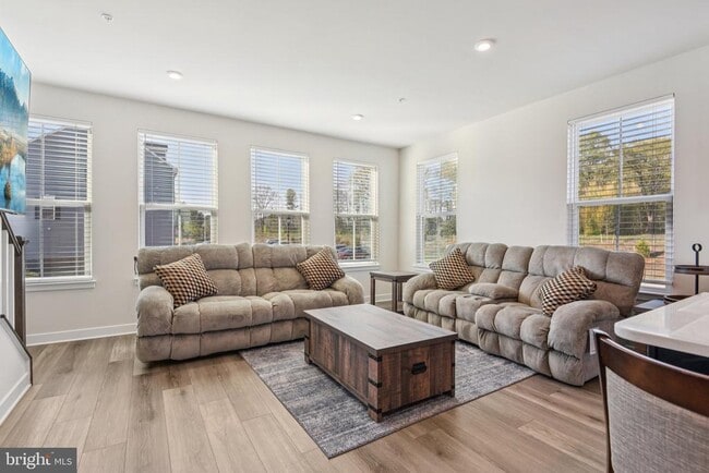 Building Photo - 133 Woodgate Cir