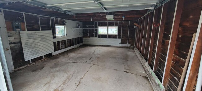 Building Photo - AVAILABLE AUGUST 15th - 4 Bed 3 Bath w/ Spacious Back Deck - SHORT TERM LEASE TILL END OF APRIL