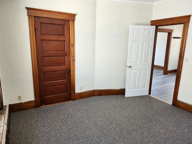 Building Photo - 3 Bed, 1 Bath 3rd floor apartment