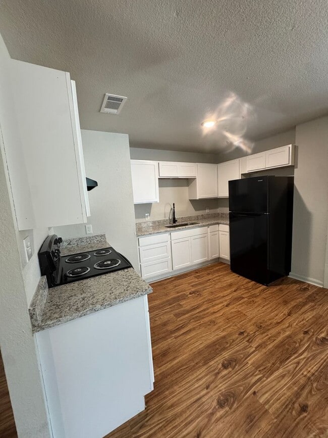 Building Photo - REMODELED 3/1  apartment in Trumann AVAILA...