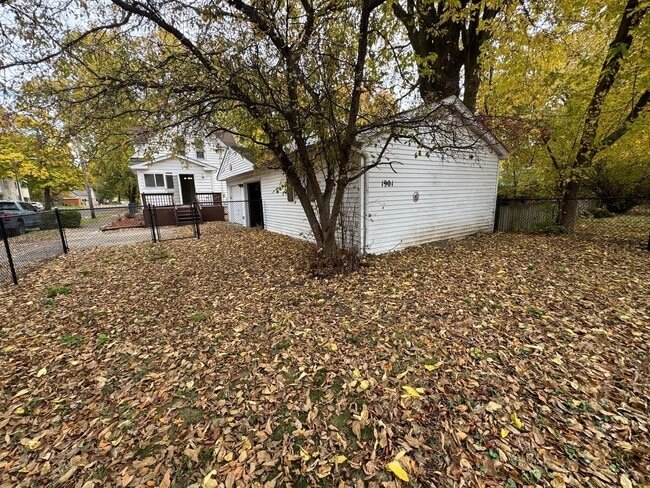 Building Photo - Charming 2 Bed, 1.5 Bath House with Ample ...