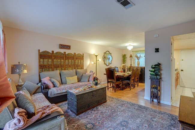 Building Photo - 5474 Roundtree Pl