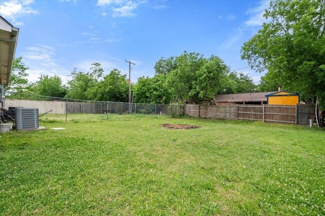 Building Photo - 404 Kings Way Dr