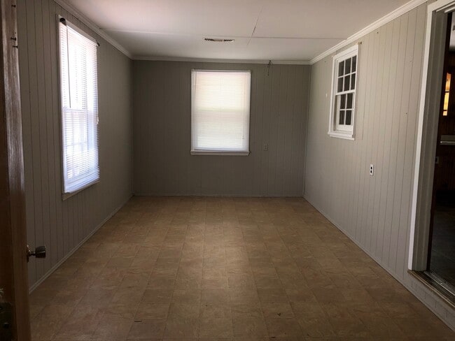 Building Photo - Two Bedroom One Bath