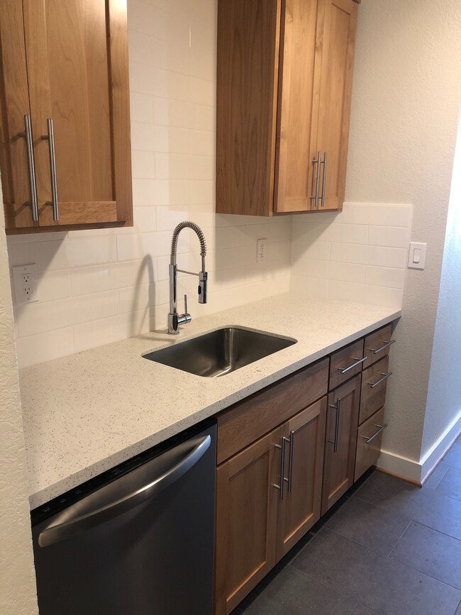 Building Photo - Clinton Abernathy Gorgeous Remodel 1br Har...