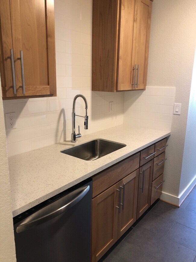 Building Photo - Clinton Abernathy Gorgeous Remodel Spaciou...