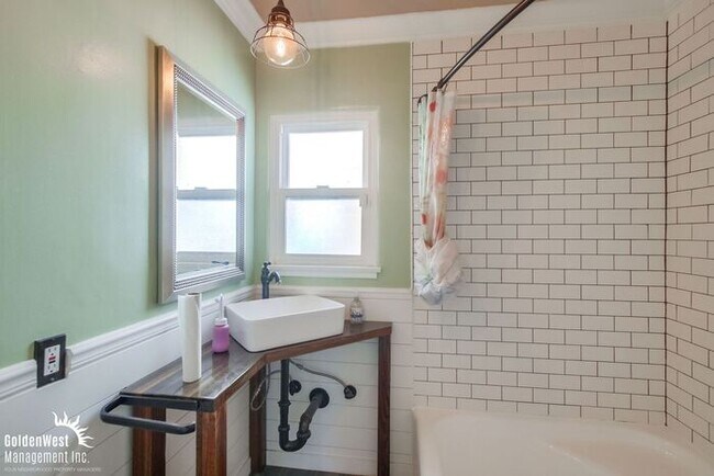 Building Photo - Newly Upgraded 3Bdm 2Ba Home in the Heart ...