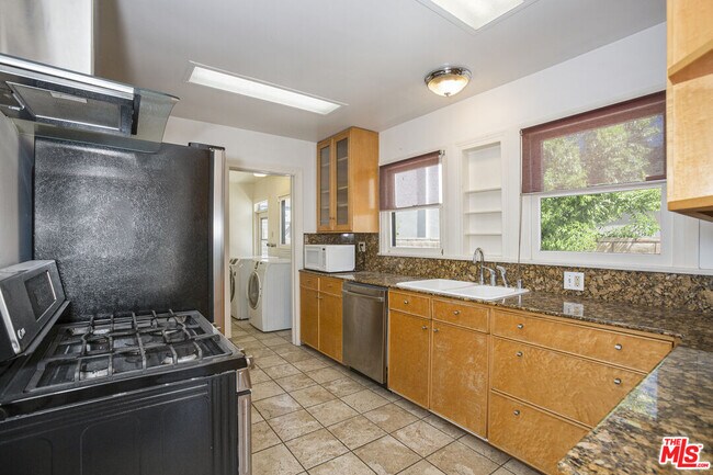 Building Photo - 131 N Citrus Ave