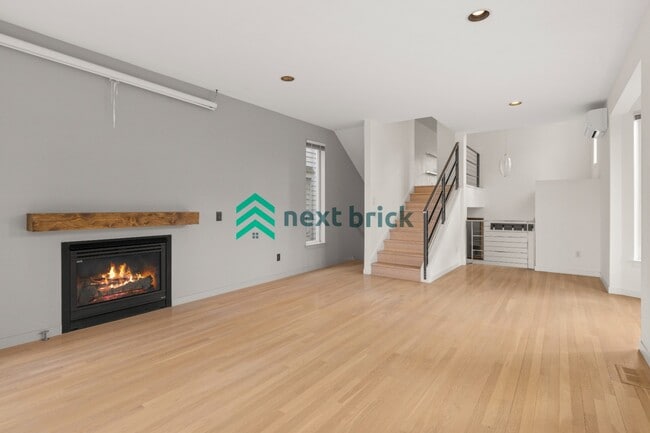 Building Photo - 3 BED & 3 BATH SINGLE FAMILY HOUSE FOR RENT