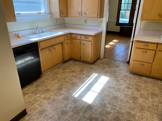 Building Photo - 4-Bedroom, 1.5-Bath Home Just A Few Blocks From Downtown