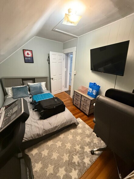 Building Photo - 17 Bowers St