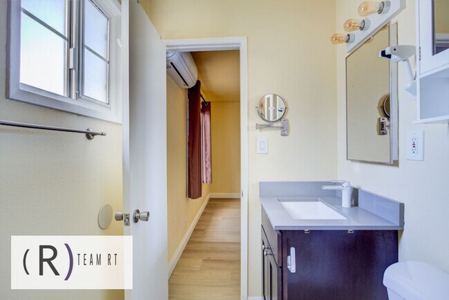 Building Photo - Contemporary Newly Renovated 3 Bedroom 2 Bathroom Residence