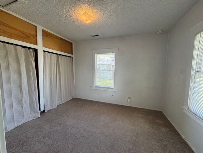 Building Photo - Quaint home in Hucrest