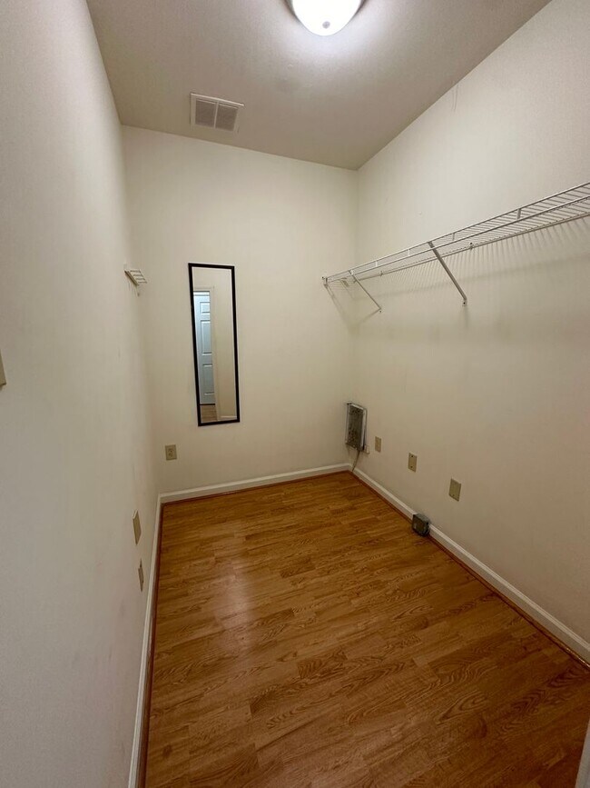 Building Photo - 526 E Main St