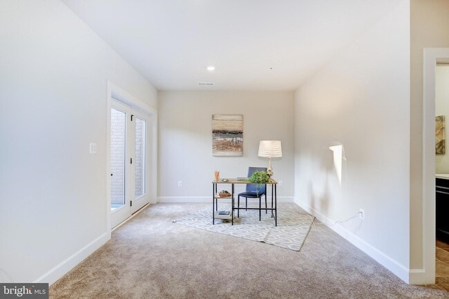 Building Photo - 6547 Clubhouse Dr