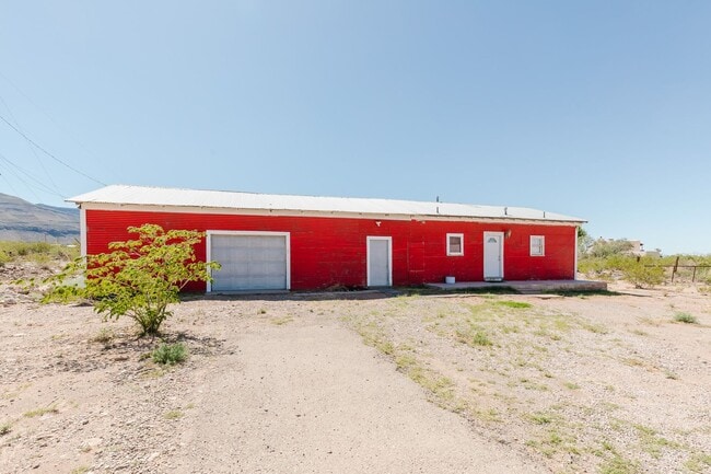 Building Photo - 3 Bedroom 2 Bath With A Mountain View Home!
