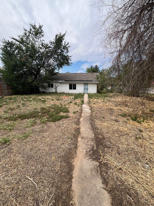 Building Photo - 3 Bedroom 1 Bathroom Ranch in East Denver!