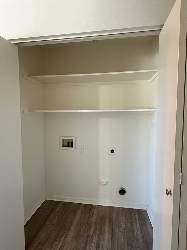 Building Photo - 8372 E Lakeshore Dr