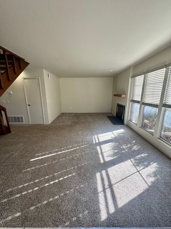 Building Photo - 2 Bedroom Townhome with Pool and Fitness Center/Centrally Located!!