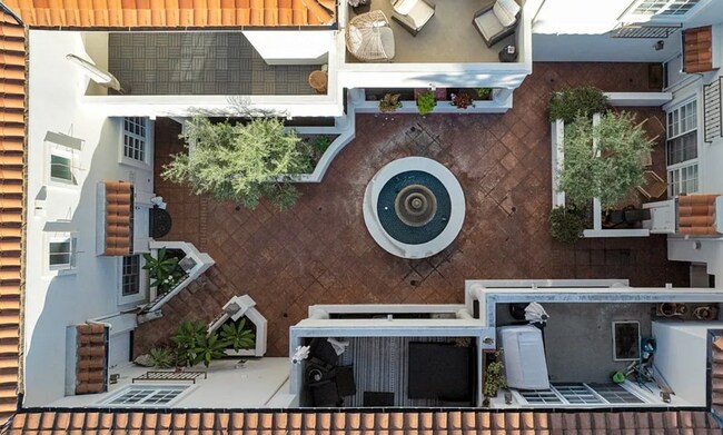 Building Photo - 851 N San Vicente Blvd