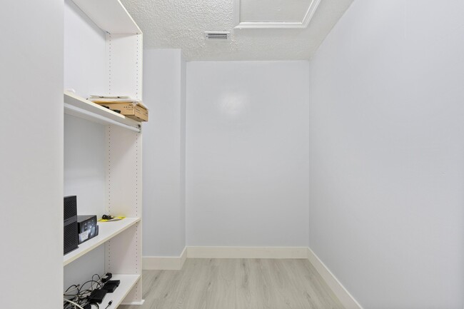 Building Photo - 350 Club Cir