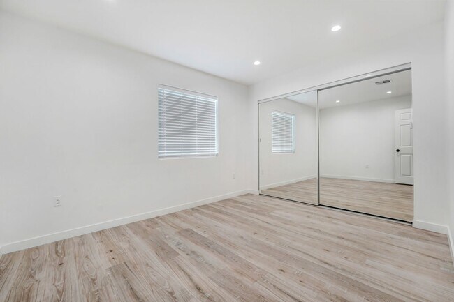 Building Photo - Lancaster 1 bedroom
