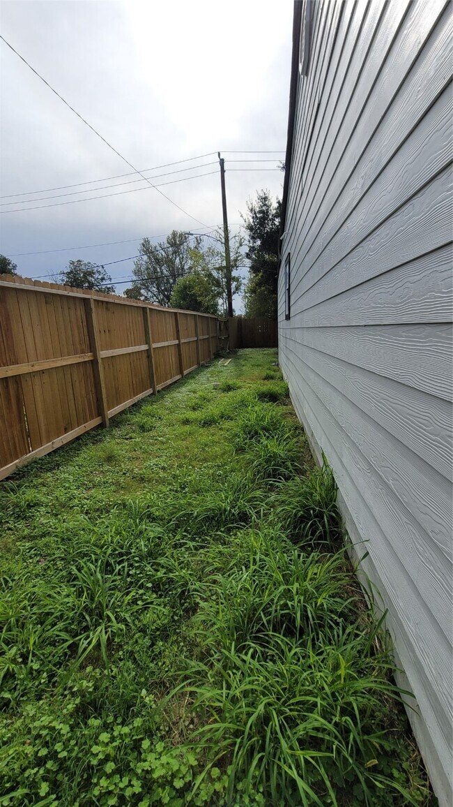 Building Photo - 4034 Dreyfus St