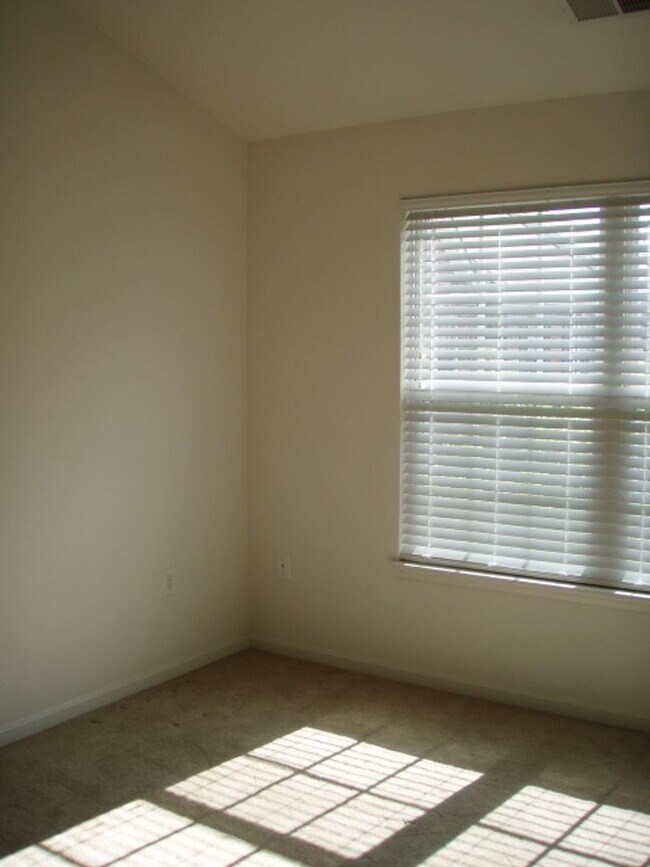 Building Photo - Gorgeous 3 Bedroom 3.5 Bathroom Brick Town...