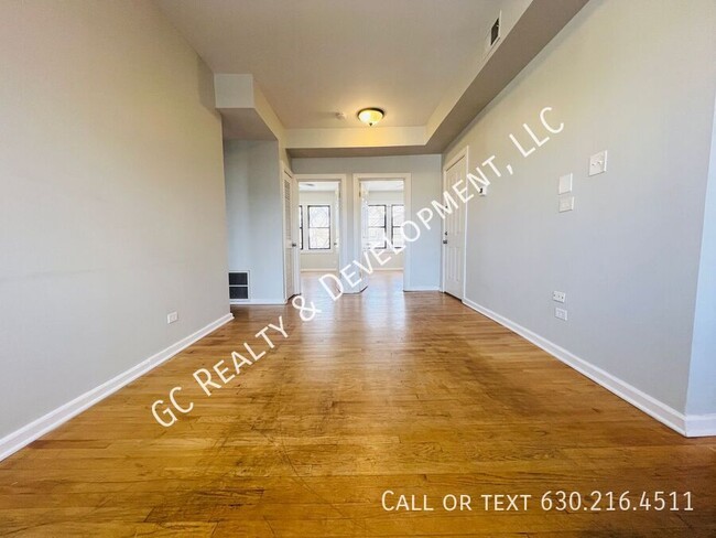 Building Photo - ***LOGAN SQUARE / 2 BDRM / SS APPL INCL / ...