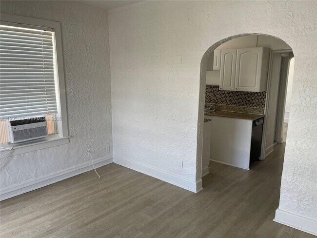 Building Photo - 119 NE 7th Ave