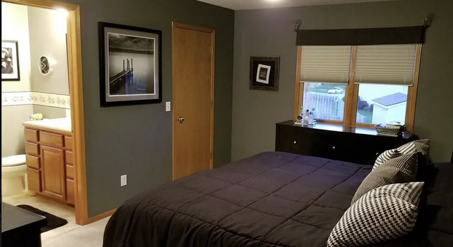 Building Photo - 5 Bedroom Single Family Home.  Great Locat...
