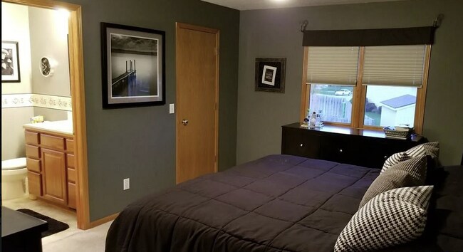 Building Photo - 5 Bedroom Single Family Home.  Great Location!