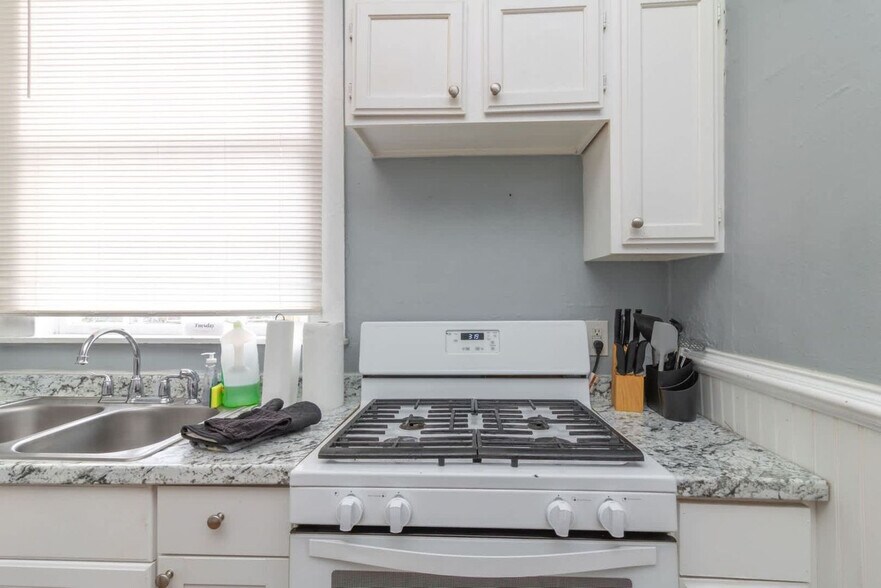 Building Photo - 737 3rd Ave