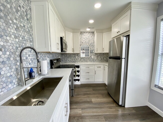 Building Photo - Modern & Completely Renovated Condo in the...