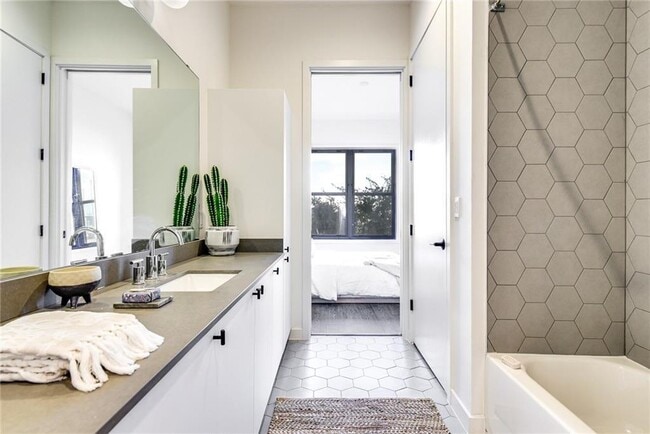 Building Photo - 800 Embassy Dr