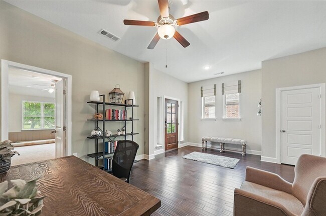 Building Photo - 1605 Cedar Crest Dr