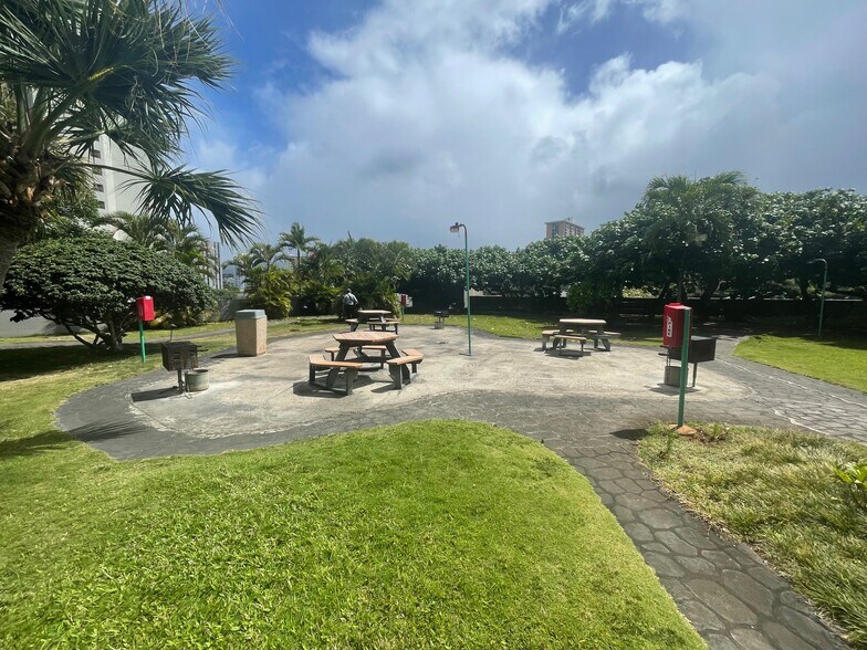 BBQ area 1 - 55 S Kukui St