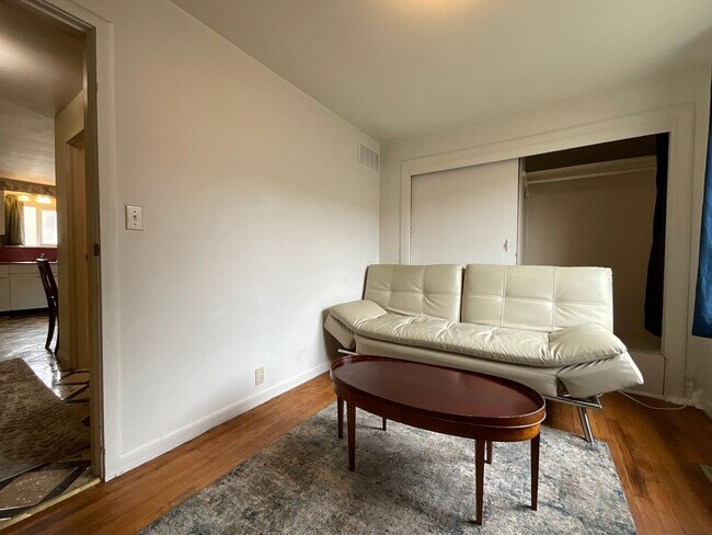 Building Photo - Great 2 Bedroom 1 Bath Home Near the Heart of Shelton