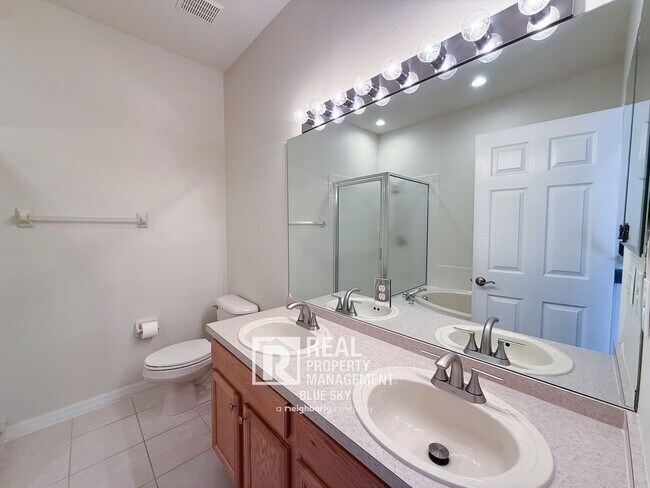 Building Photo - 2047 Park Crescent Dr