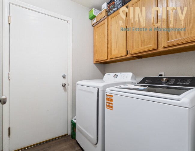 Building Photo - 1800 N Torrey Pines Dr