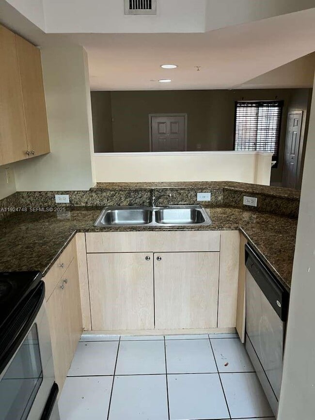 Building Photo - 2891 NE 185th St