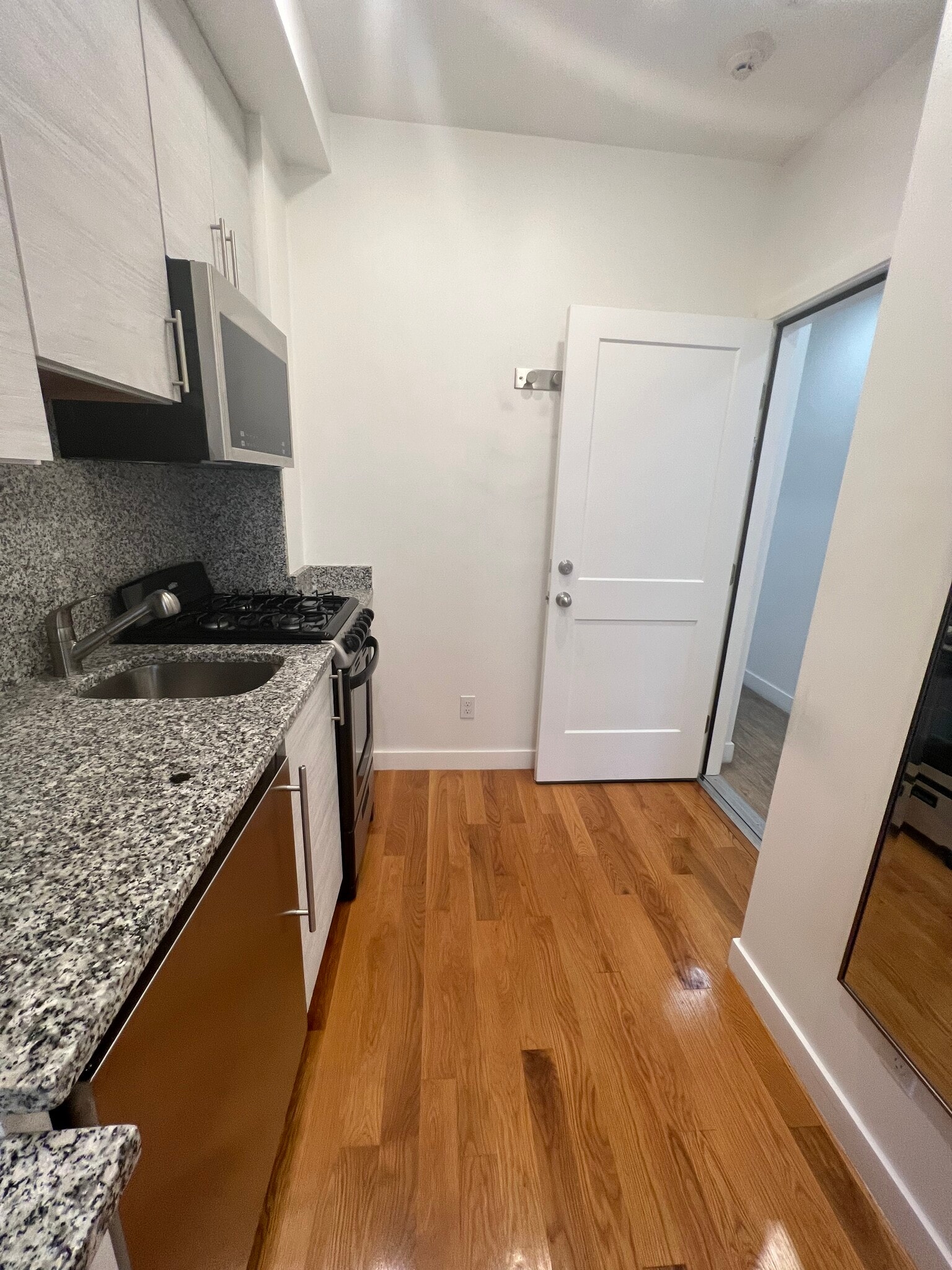 Building Photo - 16 5th St