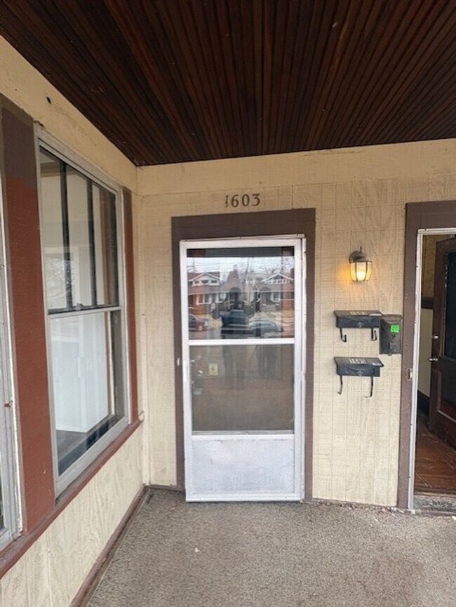 Building Photo - 1605-1605 N Linn St