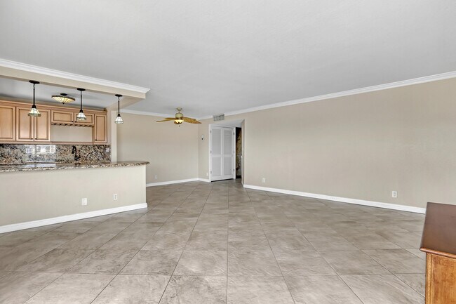 Building Photo - 1160 Hillsboro Mile