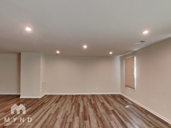 Building Photo - 725 Point Andrews Dr SW