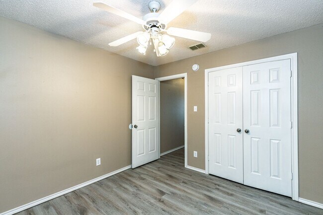 Building Photo - 242 Mossycup Dr