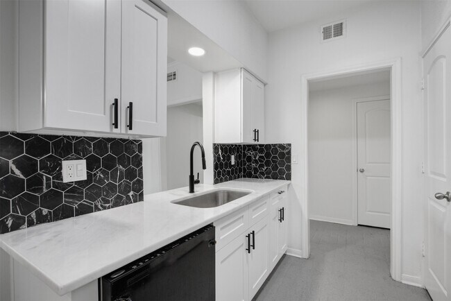 Building Photo - 2475 Underwood St