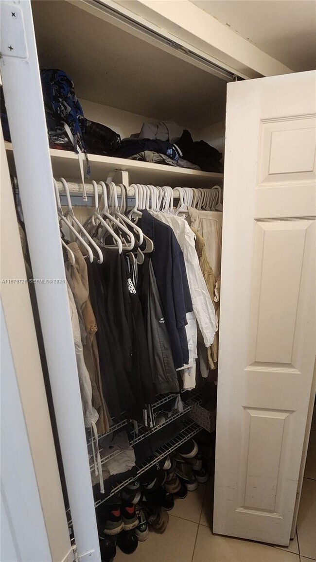 Building Photo - 3301 N Country Club Dr