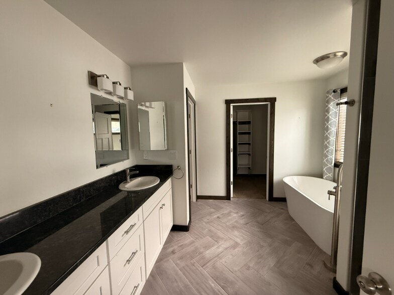 Building Photo - 240 Triple Creek Dr