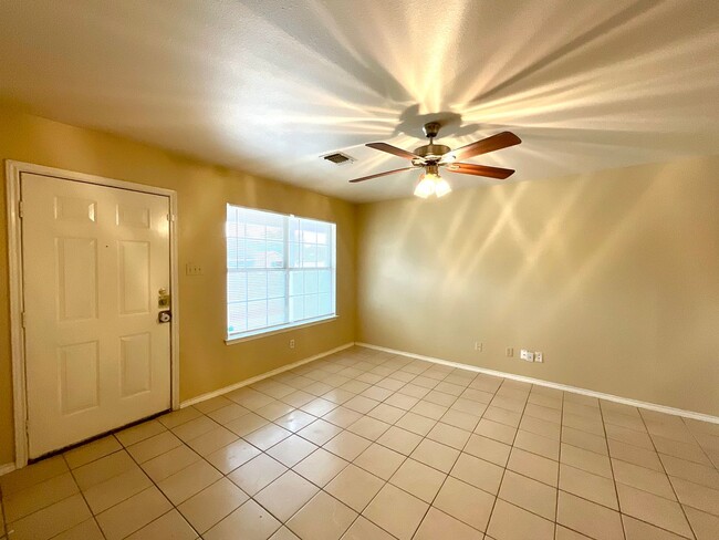 Building Photo - **APPLICATION RECEIVED** **MOVE IN SPECIAL** Charming 3-Bed, 2-Bath Home with Fenced Yard – Pet F...